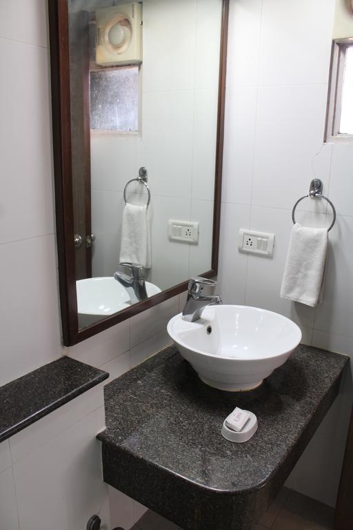 The Lotus Apartment Hotel, Venkatraman Street Madrás Exterior foto