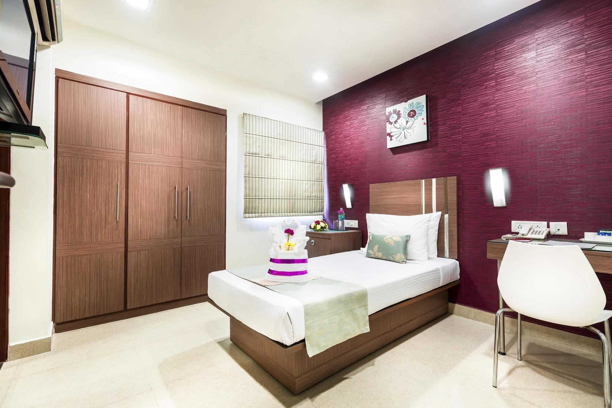The Lotus Apartment Hotel, Venkatraman Street Madrás Exterior foto