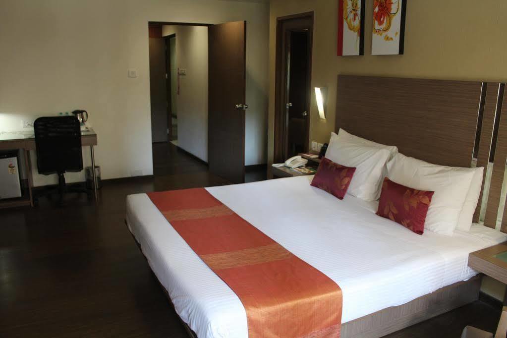 The Lotus Apartment Hotel, Venkatraman Street Madrás Exterior foto