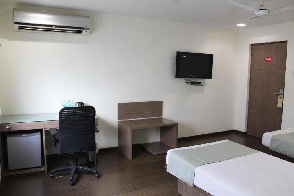 The Lotus Apartment Hotel, Venkatraman Street Madrás Exterior foto