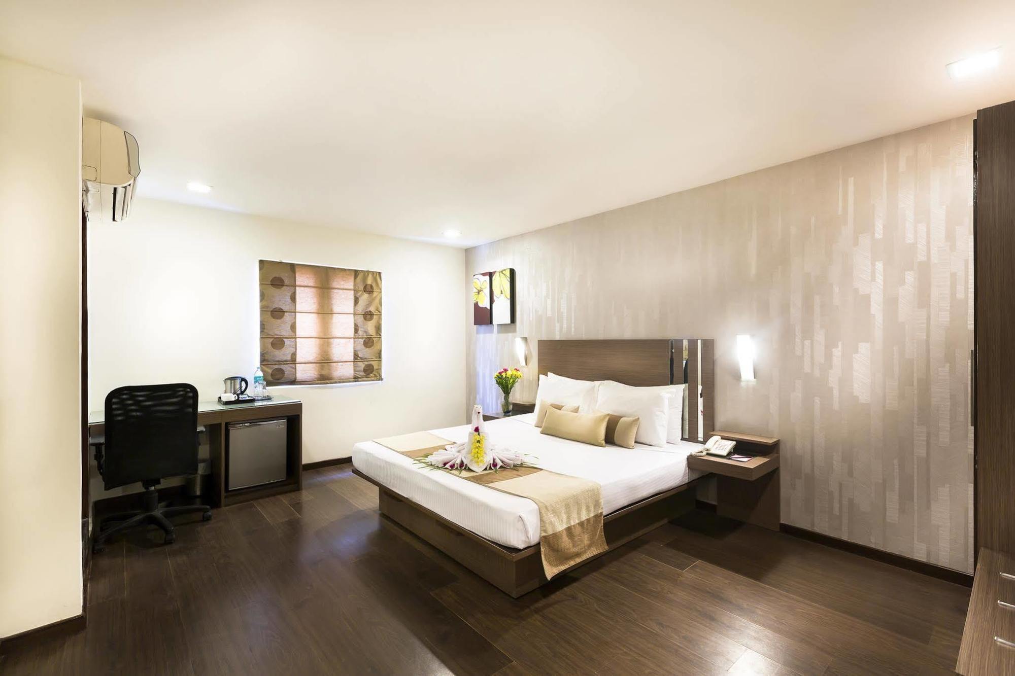 The Lotus Apartment Hotel, Venkatraman Street Madrás Exterior foto