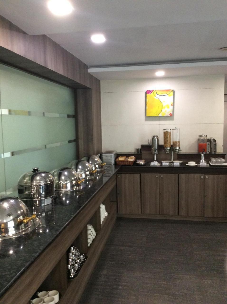 The Lotus Apartment Hotel, Venkatraman Street Madrás Exterior foto